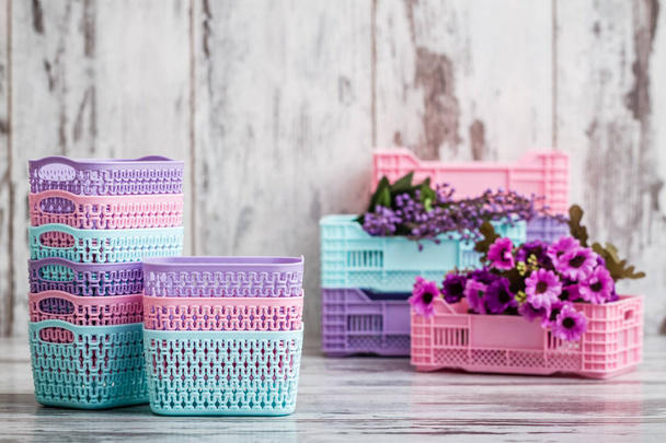 Миниатюрные красочные пластиковые корзины для домашнего использования
 - Фото, изображение