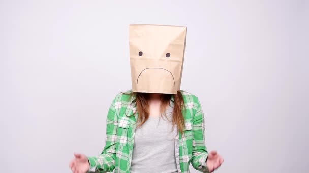 Kobieta w sad ekologiczny papierowa torba na głowie - Materiał filmowy, wideo