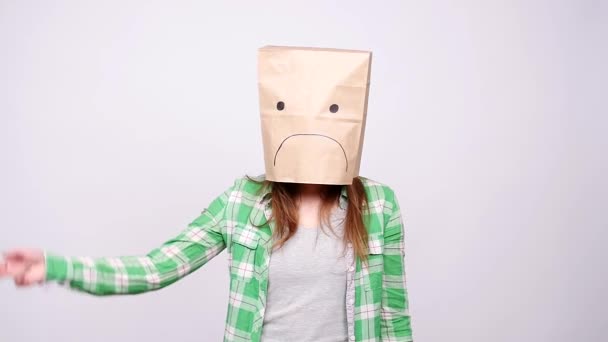 Kobieta w sad ekologiczny papierowa torba na głowie - Materiał filmowy, wideo