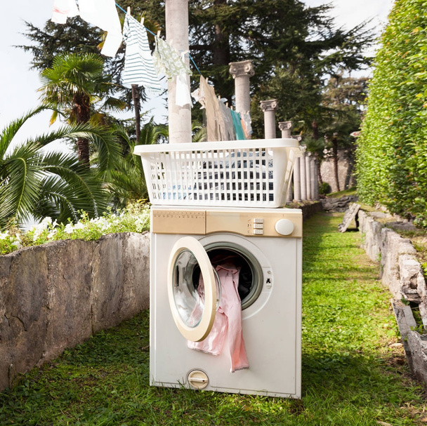 washing machine at the park, decontestualization of the object - Zdjęcie, obraz