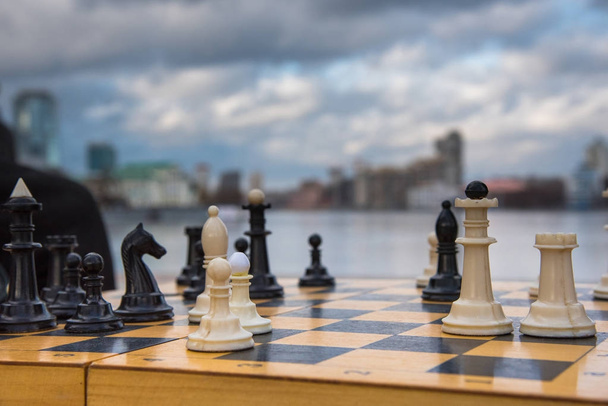 Jeu de fête pièces d'échecs blanches et noires sur un plateau en bois recommence
 - Photo, image