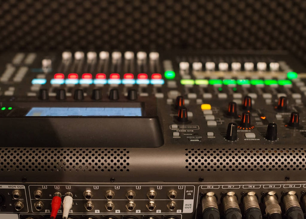 Consola de mezcla de audio profesional en estudio
. - Foto, imagen