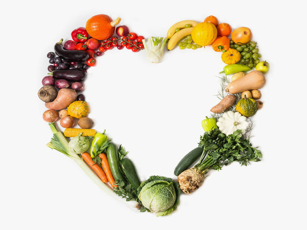 Owoce i warzywa są zdrowe serce. Serce z warzyw i owoców. Pojęcie zdrowego, świeżego jedzenia - Zdjęcie, obraz