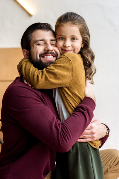 feliz padre e hija abrazándose
 - Foto, Imagen