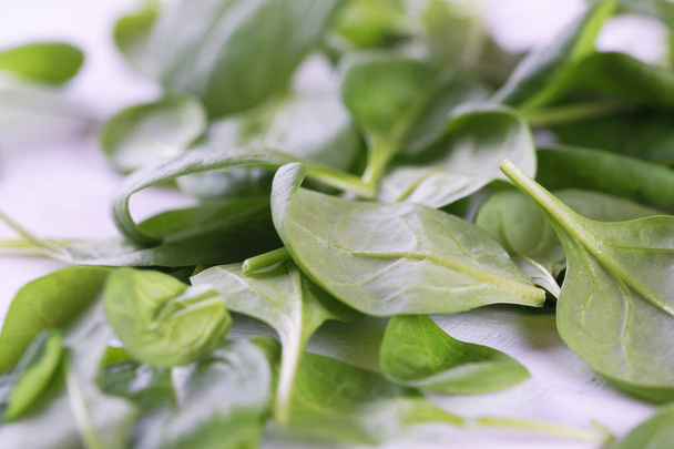 Groene blaadjes van verse spinazie - Foto, afbeelding