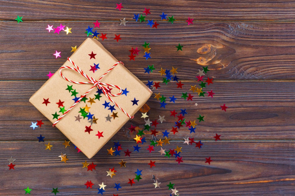 Semplice regalo di Natale con spago rosso e stelle di arredamento
 - Foto, immagini