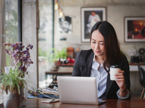 Azjatycki biznes kobieta z laptopa szczęśliwy i uśmiech w kawiarni café koncepcja powodzenie praca - Zdjęcie, obraz