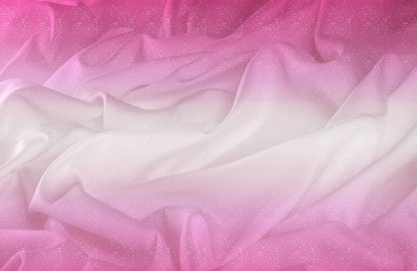вигнання. шовкова тканина - біло-рожевий блиск. З квітами, які зникають один від одного, і його драпірування, що тече з кожним рухом, створює дійсно елегантні фігури
. - Фото, зображення