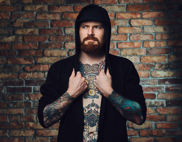 κοκκινομαλλα, γενειοφόρος άνδρας με τατουάζ  - Φωτογραφία, εικόνα