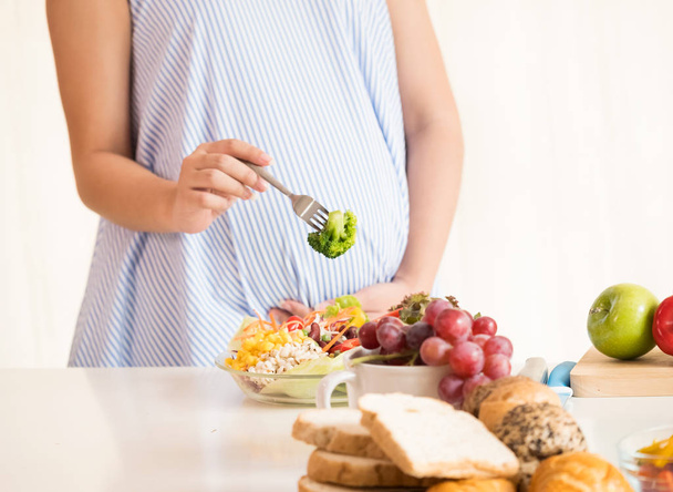 Těhotná žena jíst zdravé čerstvý salát, zdravé výživy duri - Fotografie, Obrázek