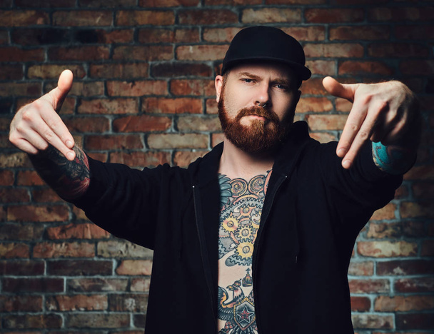 redhead bearded male with tattoos  - Foto, Imagen