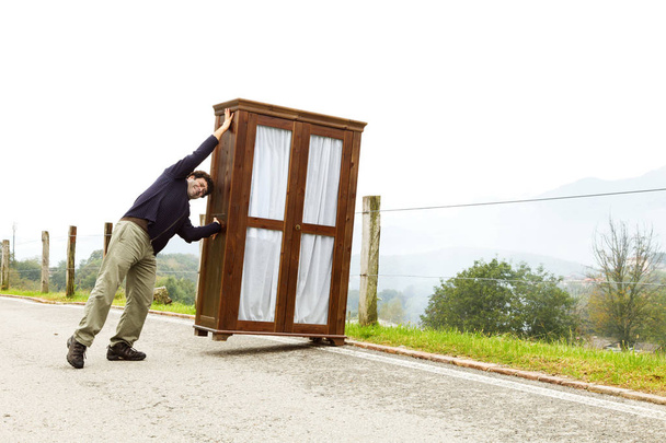 homem move armários, está fazendo um movimento
 - Foto, Imagem
