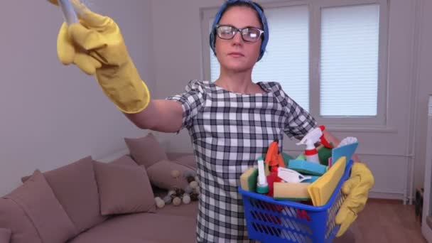 Kobieta do czyszczenia wokół kamery - Materiał filmowy, wideo