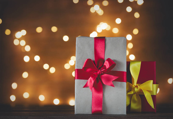 Caja de regalo y luces de hadas
 - Foto, imagen