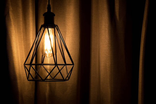 Lampe jaune suspendue avec fond rideau
 - Photo, image