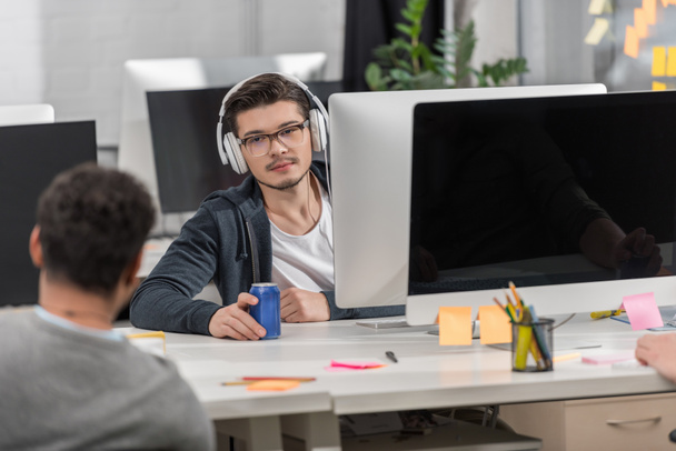 jonge mannen kijken elkaar in moderne kantoren - Foto, afbeelding