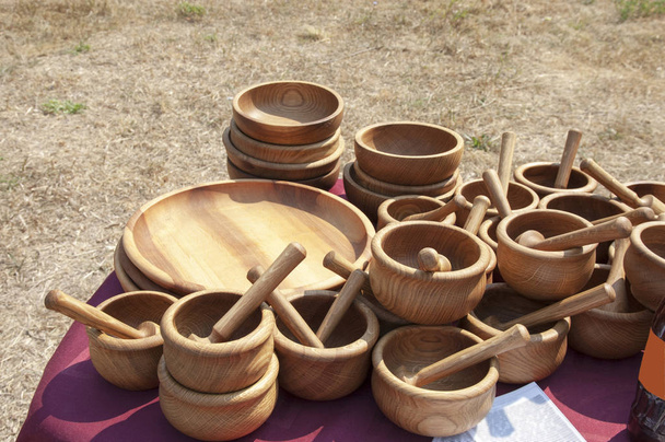 Замачиваем блюдо и много деревянных тарелок
 - Фото, изображение