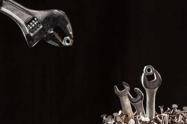 verstellbarer Schraubenschlüssel für Babynahrung in einem Nest aus Nägeln - Foto, Bild