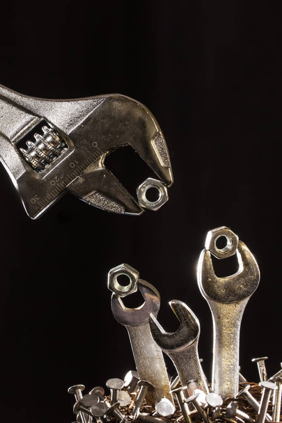 Регульований гайковий ключ для немовлят в гнізді нігтів
 - Фото, зображення