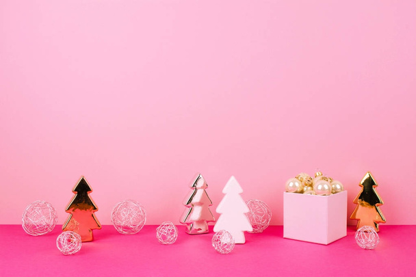 Christmas tree balls on a pink background - Foto, afbeelding