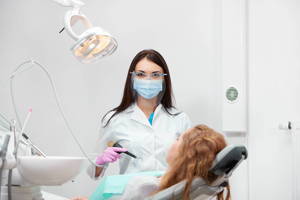 Professional female dentist at work - Foto, imagen