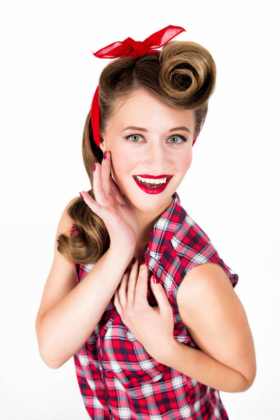 Happy i niespodzianka piękny młoda kobieta z pin-up makijaż i fryzurę - Zdjęcie, obraz