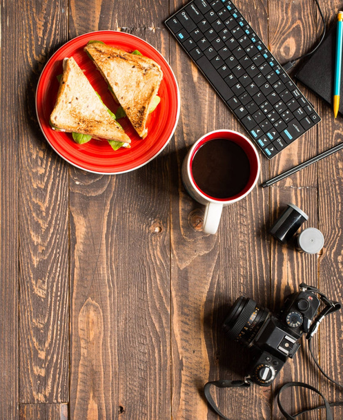 Sandwich vegano de grano entero con varios ingredientes para una alimentación saludable
  - Foto, imagen