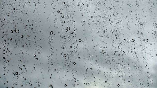 Gotas de lluvia sobre vidrio
   - Foto, imagen