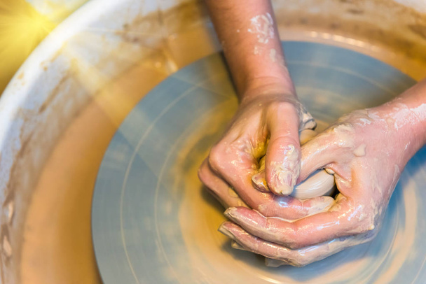 mãos de mulheres de um oleiro que cria um jarro de barro
 - Foto, Imagem