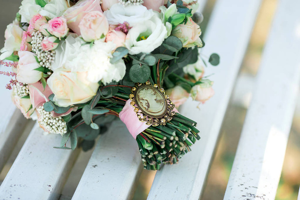 bouquet da sposa con fiori colorati. Dettagli matrimonio
 - Foto, immagini