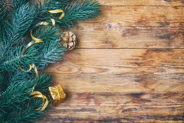 Різдвяний новорічний фон, ялинкові гілки, подарункова коробка, золота стрічка
 - Фото, зображення