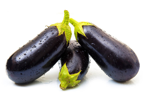 verse aubergine op witte achtergrond - Foto, afbeelding