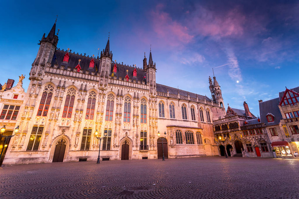 Bruges est la capitale et plus grande ville de la province de Flandre occidentale, dans la région flamande de BelgiqueBrugia to stolica i największe miasto prowincji Flandria Zachodnia w regionie Flandrii w Belgii - Zdjęcie, obraz