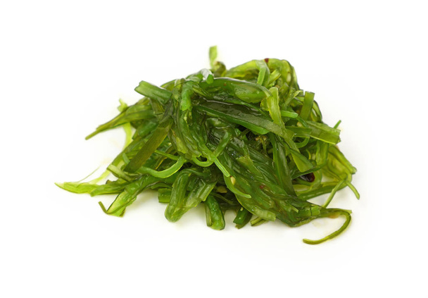 Fermer la portion de salade d'algues vertes wakame
 - Photo, image