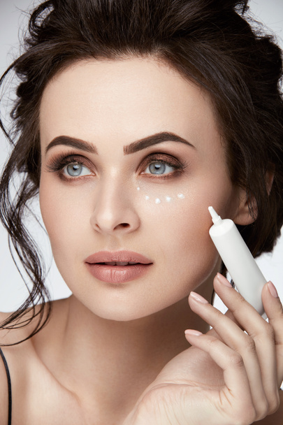 Eye Skin Care. Woman Applying Eye Cream On Skin - Foto, Bild