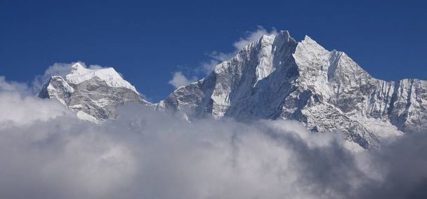 Vysoké hory, Kangtega a Thamserku dosáhnout mimo mraky. - Fotografie, Obrázek