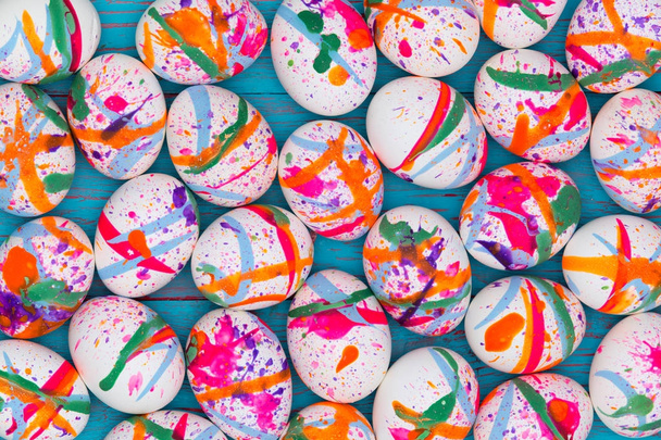 Uova bianche dipinte come sfondo di Pasqua festivo
 - Foto, immagini
