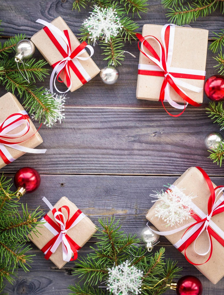 Karácsonyi fenyő fa és dekorációk és ajándék dobozok fából készült táblán háttér - Fotó, kép