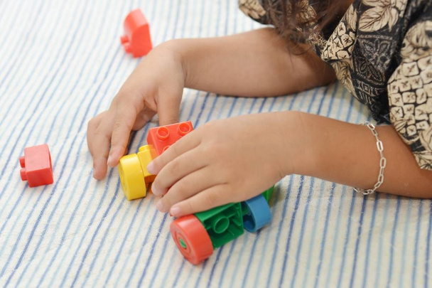 çocuk çocuk oyuncak blok araba oluşturulan  - Fotoğraf, Görsel
