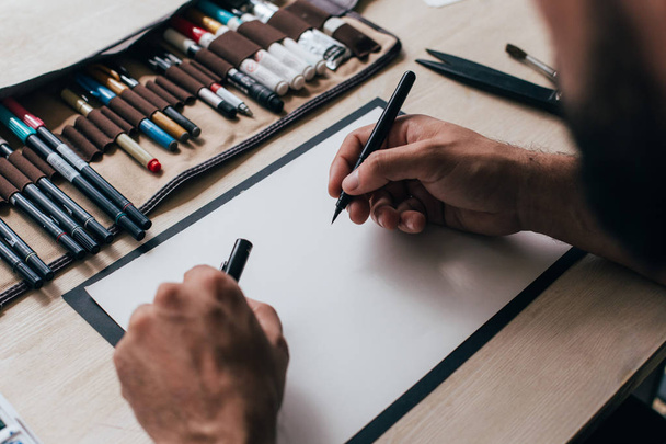 людина вивчає каліграфію малювання почерк на малюнку паперу за столом з печаткою олівця
 - Фото, зображення