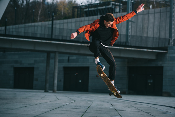 skateboarder faire saut tour dans l'emplacement urbain
 - Photo, image