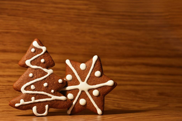 Χριστουγεννιάτικο δέντρο και νιφάδα χιονιού. Όμορφη γλυκιά καραμέλα Χριστουγέννων. Χέρι-διακοσμημένα, σπιτικό ψωμί. - Φωτογραφία, εικόνα