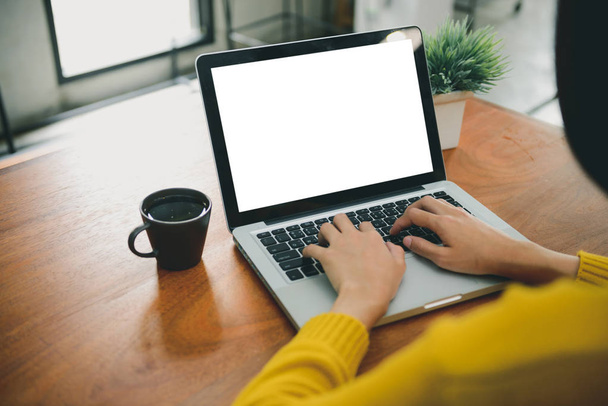 Technologia koncepcje biznesowe - cyfrowy styl życia poza godzinami pracy. Kobieta ręce wpisywanie laptopa z pustego ekranu na stole w kawiarni. Ekran laptopa puste makiety do wyświetlania projektu - Zdjęcie, obraz