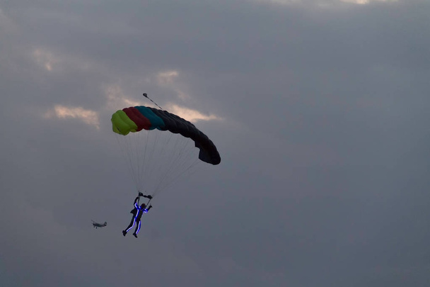 Два парашютиста на авиашоу с огнями
 - Фото, изображение