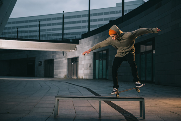 skateboarder professionnel équilibrage avec planche sur banc
 - Photo, image