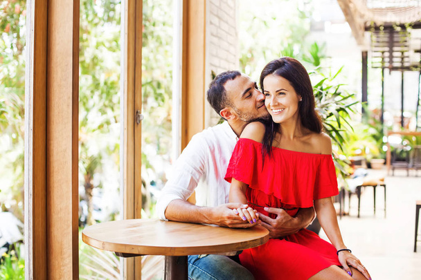 jonge man en vrouw op een datum in café - Foto, afbeelding