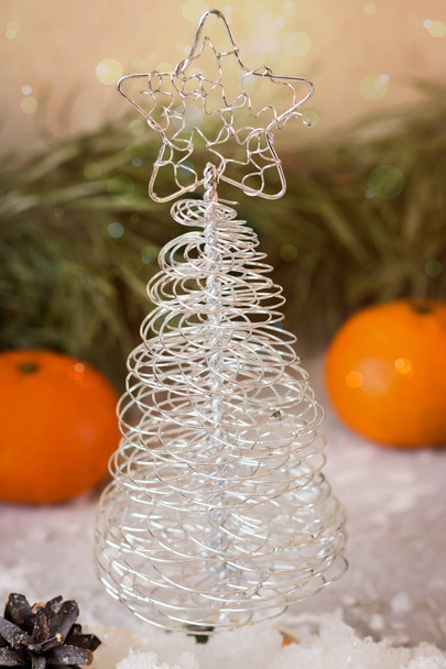 Noel ağacı tel köknar dalı bir arka plan üzerine yapılmış - Fotoğraf, Görsel
