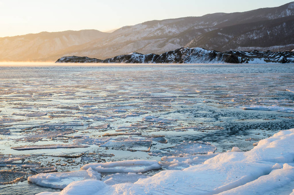 Ledové kry plovoucí na mlžné vodě v jezeře Bajkal. Západ slunce - Fotografie, Obrázek