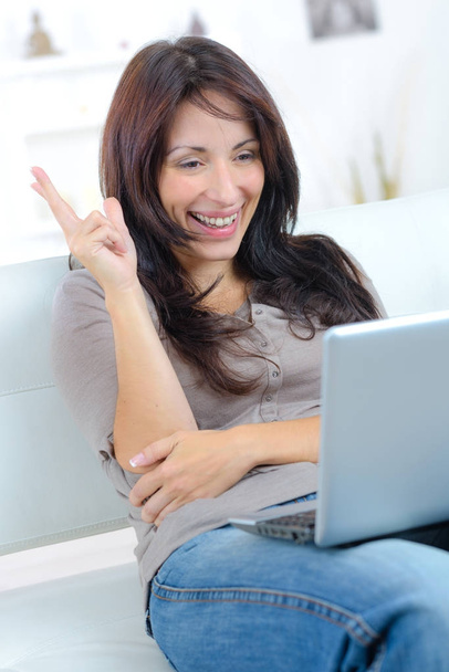 donna socializzare attraverso il computer portatile
 - Foto, immagini