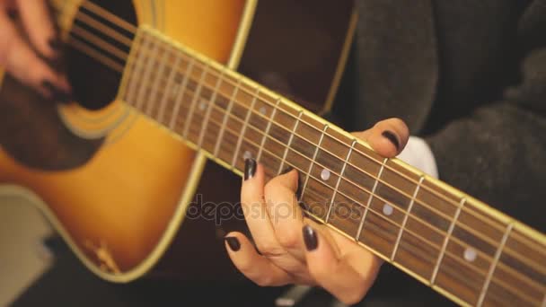 Ismeretlen nő zenész játszik a gitár. - Felvétel, videó